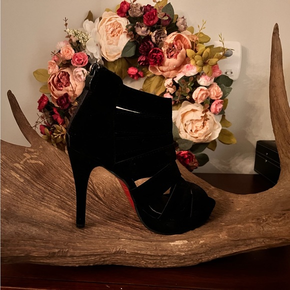 Brand new heels- Size 40- velvet - Picture 1 of 3